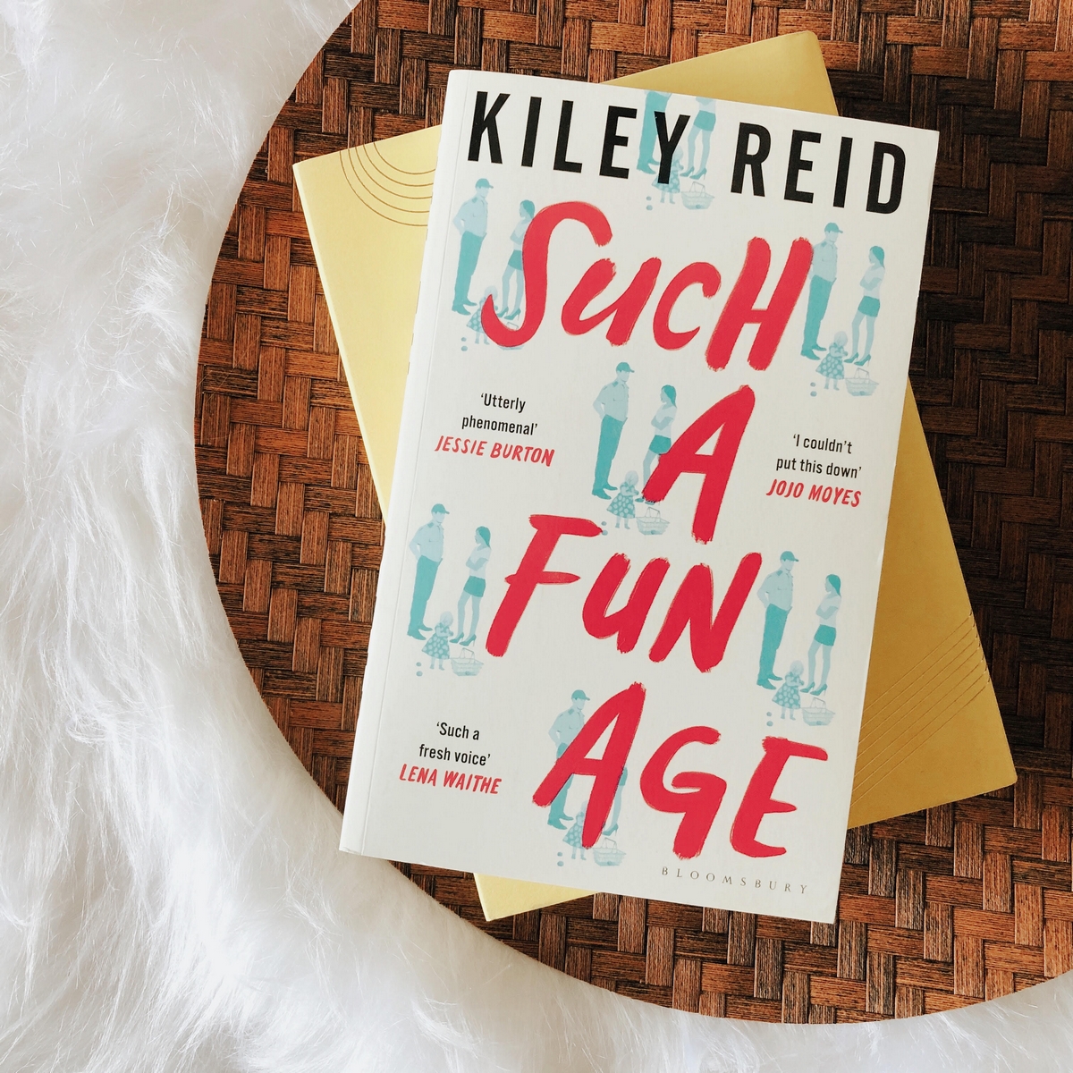 Such a Fun Age de Kiley Reid é leitura de fevereiro do nosso clube do livro. A foto mostra o livro sobre uma mesa.
