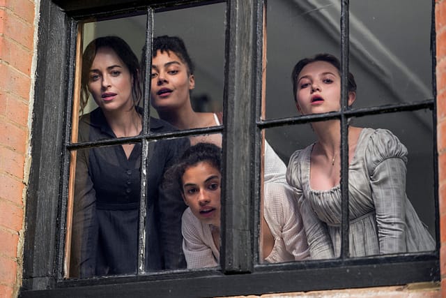 Persuasão (2022): Anne, Louisa, Henrietta e Mary olham pela janela.