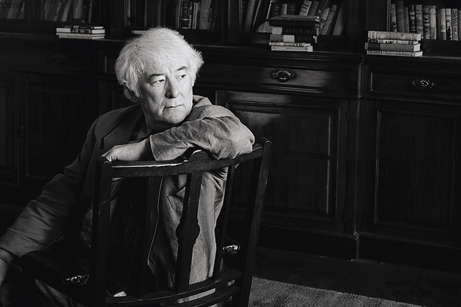 Fotografia em preto e branco do poeta irlandês Seamus Heaney